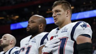 Rob Gronkowski durante el himno nacional en el Super Bowl LIII