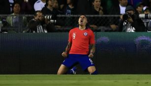 Nico Castillo festeja un gol con la Selección de Chile