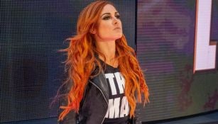 Becky Lynch hace su entrada al ring