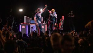 Hungrybox levanta el brazo de Axe tras la Final de Melee en Genesis 6