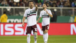 Marco Fabián da indicaciones durante un juego de la Selección Nacional