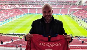 Luis García posa con un jersey del Atleti en el Wanda Metropolitano