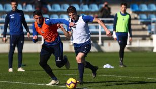 Moreno (i) busca el esférico en el entrenamiento de la Real