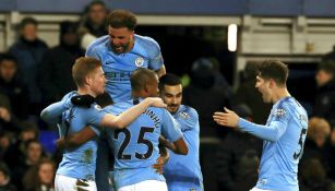 Jugadores del Manchester City festejan anotación en juego de Copa