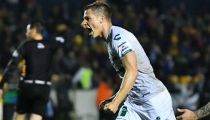 Julio Furch festeja un gol con Santos