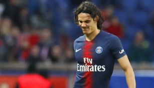 Edinson Cavani sale de la cancha en partido del PSG