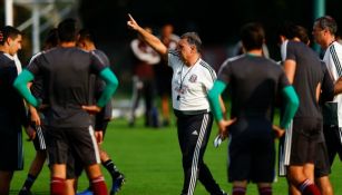 Martino da indicaciones en su primer entrenamiento con el Tri