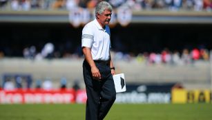 Ricardo Ferretti durante un partido contra Pumas