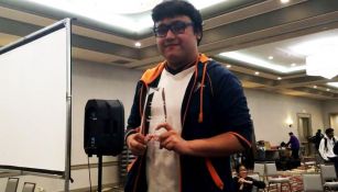 MkLeo sostiene su trofeo de campeón del Heart of Battle