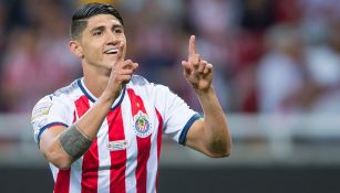 Alan Pulido celebra un gol con Chivas