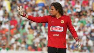 Memo Ochoa en un partido con el América