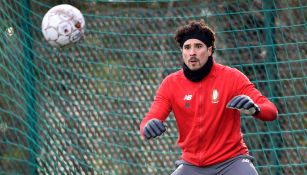 Memo Ochoa, durante un entrenamiento con el Standard