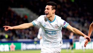 Hirving Lozano festeja gol con el PSV