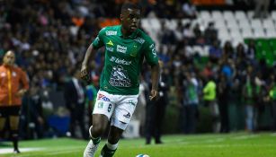 Joel Campbell en un partido con León