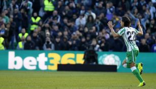 Lainez en un partido con el Betis