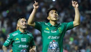 Ángel Mena festeja uno de sus goles 