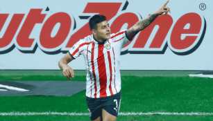 Alexis Vega festeja gol con Chivas en la J7 del C2019