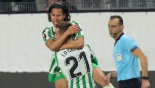Diego Lainez y Giovani Lo Celso festejan el gol del mexicano