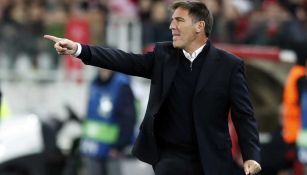 Eduardo Berizzo dirigiendo un partido 