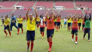 Jugadoras de Colombia celebran triunfo con su afición