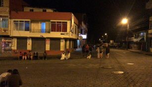 Personas afuera de sus casas tras sismo en Ecuador 