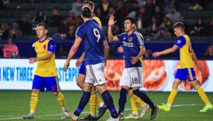 Antuna y Zlatan durante el partido de LA Galaxy