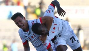 Mauro Lainez y Yago Da Silva festejan un gol de Lobos BUAP