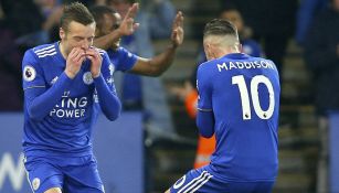 Jamie Vardy y James Maddison festejan un gol del Leicester