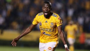 Enner Valencia festeja un gol al Saprissa