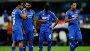 Jugadores de Cruz Azul, cabizbajos en el Azteca