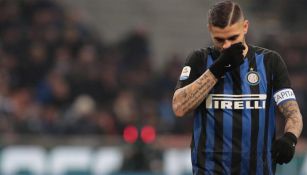 Mauro Icardi lamenta error durante un duelo con el Inter de Milán