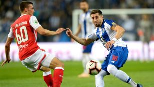 Herrera lucha por el esférico en duelo contra Benfica