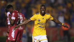 Julián Quiñones festejando un gol ante Pachuca 