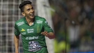 Ángel Mena festeja un gol con el León