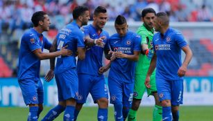 Jugadores de Cruz Azul se enfrascan en una discusión