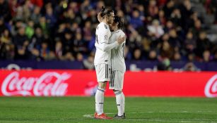 Modric abraza a Bale tras un partido del Real Madrid