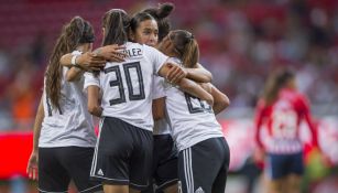 Atlas Femenil celebra una anotación frente a Chivas 