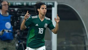 Diego Lainez, ingresando a la cancha en el partido contra Uruguay del año pasado