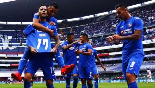 El festejo de los jugadores de Cruz Azul en la J9 del Clausura 2019