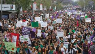 Mujeres marchan en el Paseo de la Reforma