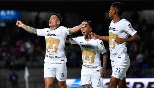 Jugadores de Pumas festejan gol de Iturbe