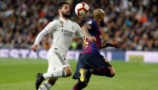 Isco controla el balón con el pecho, pese a la persecución de Vidal 