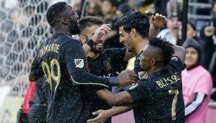 Carlos Vela y los jugadores del LAFC festejan un gol