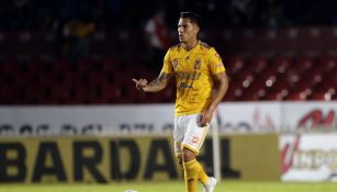 Carlos Salcedo en un partido de Tigres