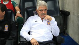 Tuca Ferretti en la banca durante el Clásico Regio