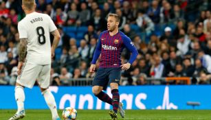 Arthur disputa un balón en el Clásico español 