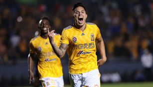 Carlos Salcedo celebra su gol contra Red Bull