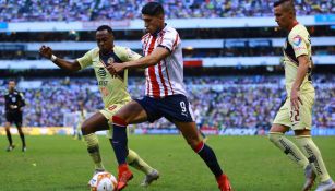 Pulido pelea el balón con Ibarra en el Clásico Nacional 