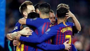 Jugadores de Barcelona festeja gol contra Lyon