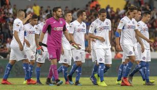 Jugadores de Cruz Azul, en su camino a los vestidores